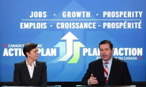 Kellie Leitch (l), parliamentary secretary for human resources and skills development, and Citizenship and Immigration Minister Jason Kenney announce reforms to the Temporary Foreign Worker Program (TFWP) in Ottawa on April 30. (HRSDC.gc.ca)
