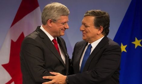 Prime Minister Stephen Harper and Jose Manuel Barroso, president of the European Commission, conclude negotiations on the Canada-EU comprehensive economic and trade agreement Friday in Brussels. (Jason Ransom photo courtesy PMO)
