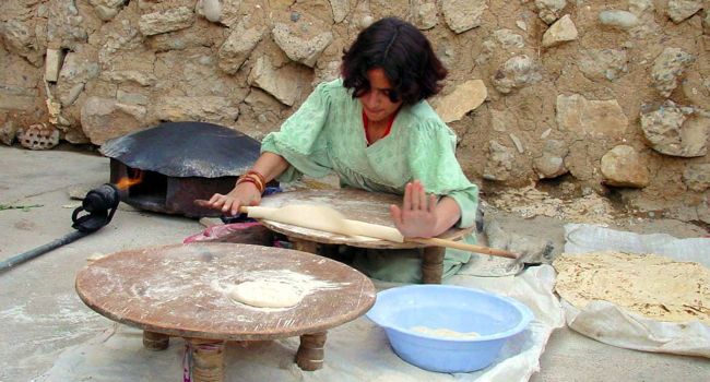 Bread is baked at Erbil in northern Iraq in March 2003. Islamic State fighters are reported today to be entering Iraqi government silos in wheat-growing regions of the country, taking wheat for milling and marketing the flour locally. (Photo courtesy United Nations Oil-for-Food Program, www.un.org/Depts/oip/)
