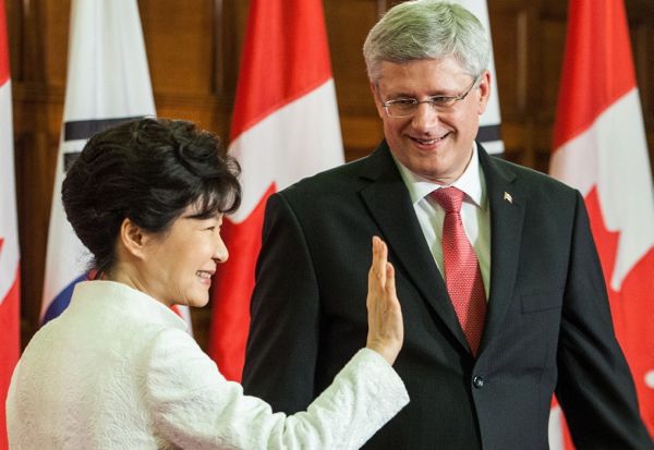 Canada’s Prime Minister Stephen Harper and South Korea’s President Park Geun-hye signed the final text of the two countries’ free trade pact on Monday on Parliament Hill. (Jill Thompson photo courtesy PMO)
