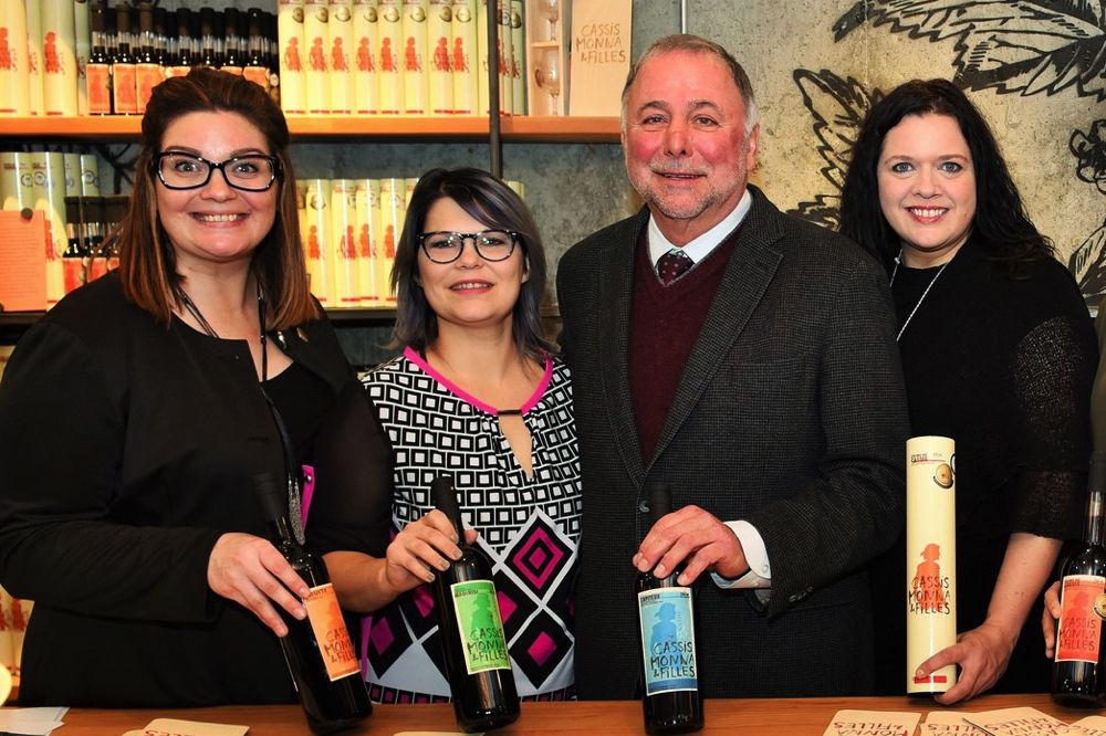 Quebec’s Agriculture Minister Pierre Paradis announced funding for L’Arterre at winery Cassis Monna et Filles of St-Pierre-de-l’Ile-d’Orleans, Que., accompanied by (l-r) Catherine et Anne Monna and Land Bank agent Leslie Carbonneau and other dignitaries. (Groupe CNW/MAPAQ)
