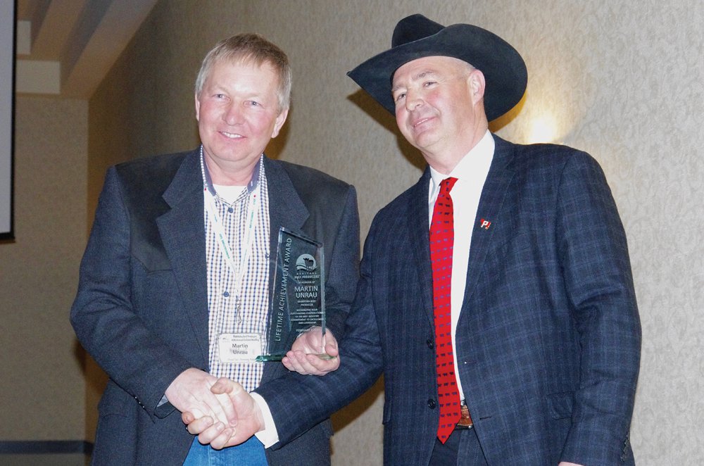 Martin Unrau (left) receives his lifetime achievement award from Tom Teichroeb, Manitoba Beef Producers president.
