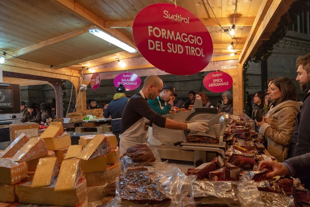 Italian sausages, cheeses and other traditional foods for sale in Milan’s Piazza del Duomo in December 2016. (Florin1961/iStock/Getty Images)
