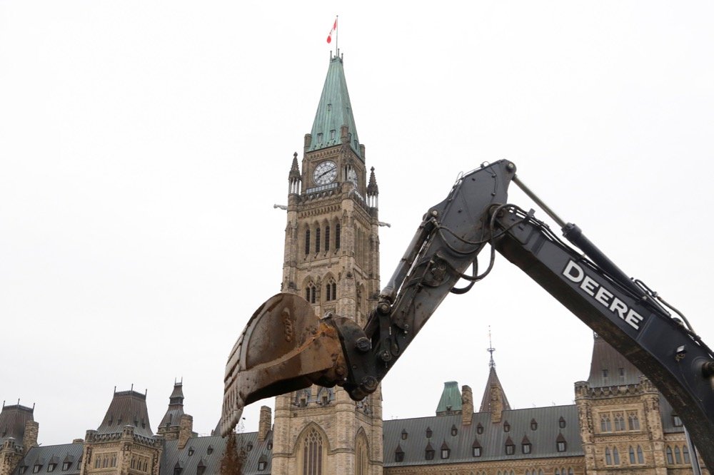 An excavator works on Parliament Hill on the morning of Oct. 22, 2019, the day after the federal election. (Photo: Reuters/Patrick Doyle)
