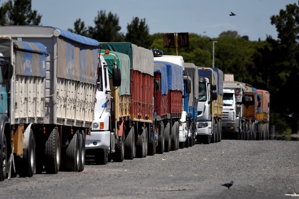 File photo of trucks parked in line outside a port during a wage strike at Santa Fe, Argentina on Dec. 21, 2020. (Photo: Reuters/Stringer)
