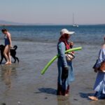People under the ‘heat dome’ look for ways to cool off at Willows Beach at Victoria, B.C. on June 28, 2021. (Photo: Reuters/Chad Hipolito)