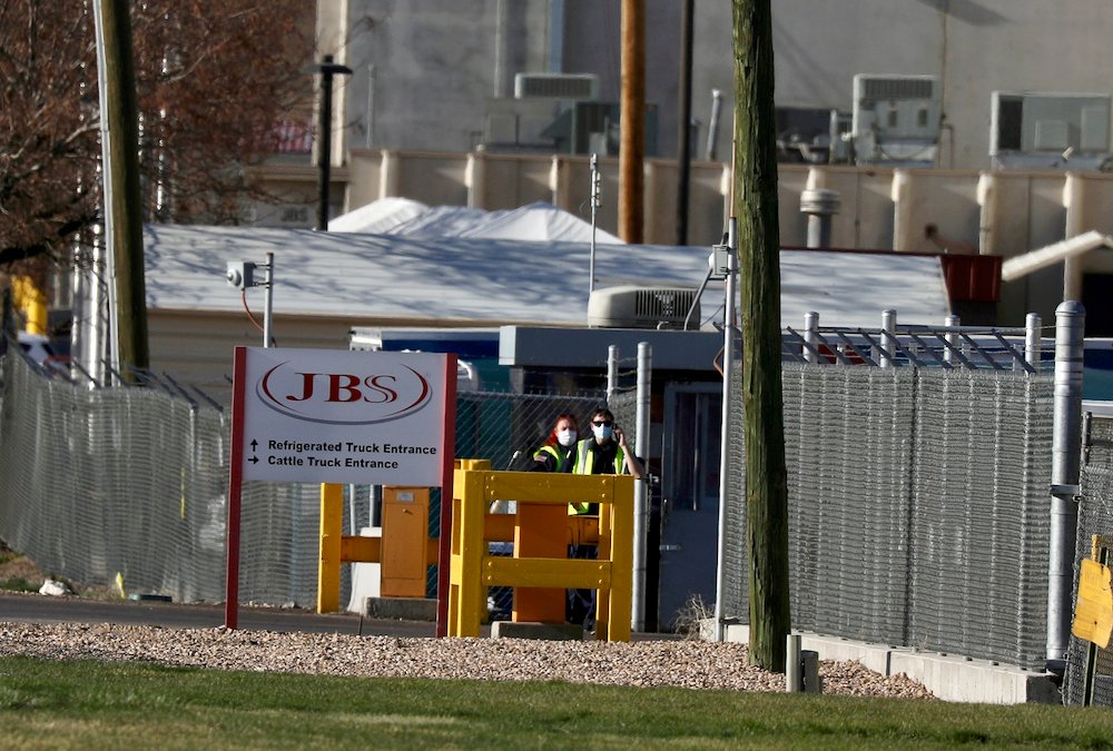 Security wear face masks at the Greeley, Colorado, JBS USA meat packing plant where two staff members had died of COVID-19, April 8, 2020.   Photo: REUTERS/Jim Urquhart/File Photo
