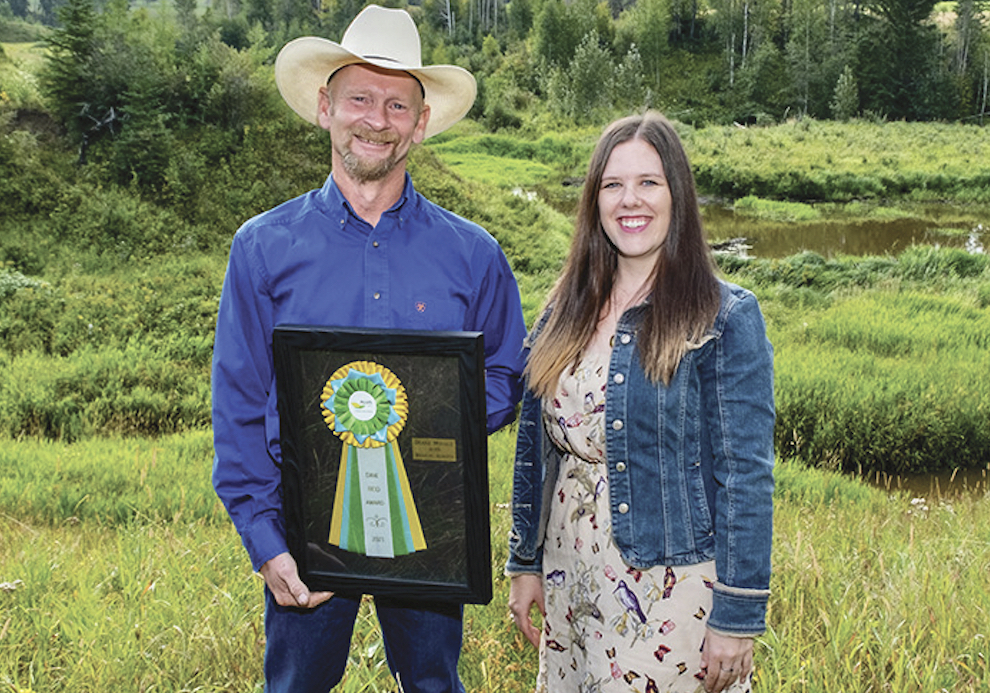 Duane Movald receives the 2021 Dave Reid Award from Christine Campbell, ALUS senior hub manager.