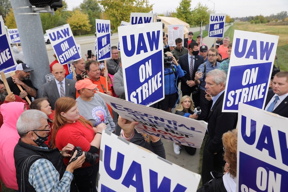 U.S. Agriculture Secretary Tom Vilsack speaks with striking workers at Deere’s Des Moines-area farm equipment plant at Ankeny, Iowa on Oct. 20, 2021. (File photo: Reuters/Scott Morgan)
