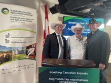 Left to right: Nathan Phinney, Canadian Cattle Association president, Lawrence MacAulay, federal ag minister, Eric Bienvenue, president of Canada Beef. PHOTO: AAFC
