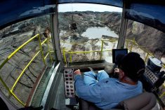 A dragline operator moves around phosphate rocks while mining at Mosaic&#8217;s South Fort Meade Mine in Fort Meade, Florida January 13, 2010./File Photo
