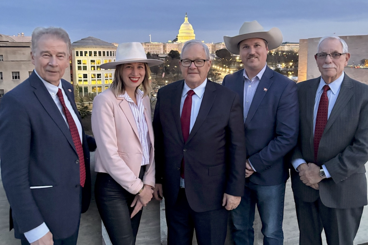 L to R: Dennis Laycraft (CCA executive vice president), Jennifer Babcock (CCA senior director, government and public affairs), Lawrence MacAulay (Minister of Agriculture), Nathan Phinney and Ed Farrell.