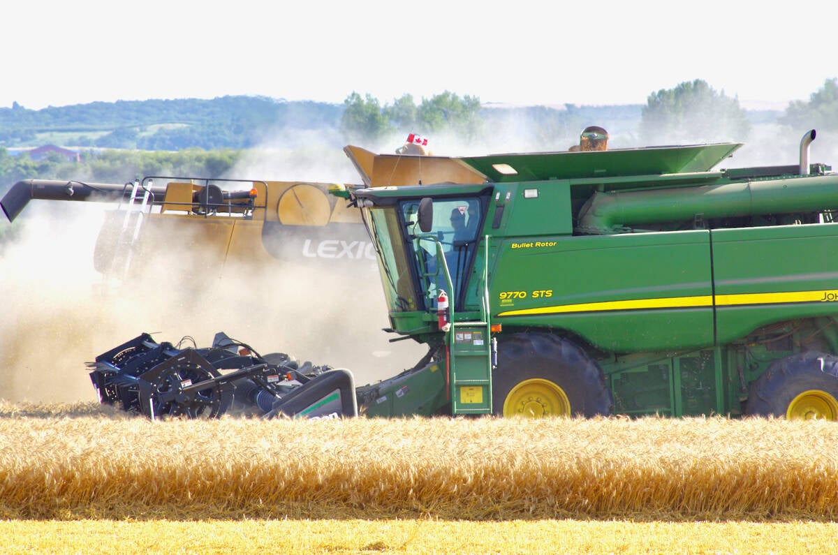 U.S. grains: Corn, soybean futures fall on rain, harvest outlooks